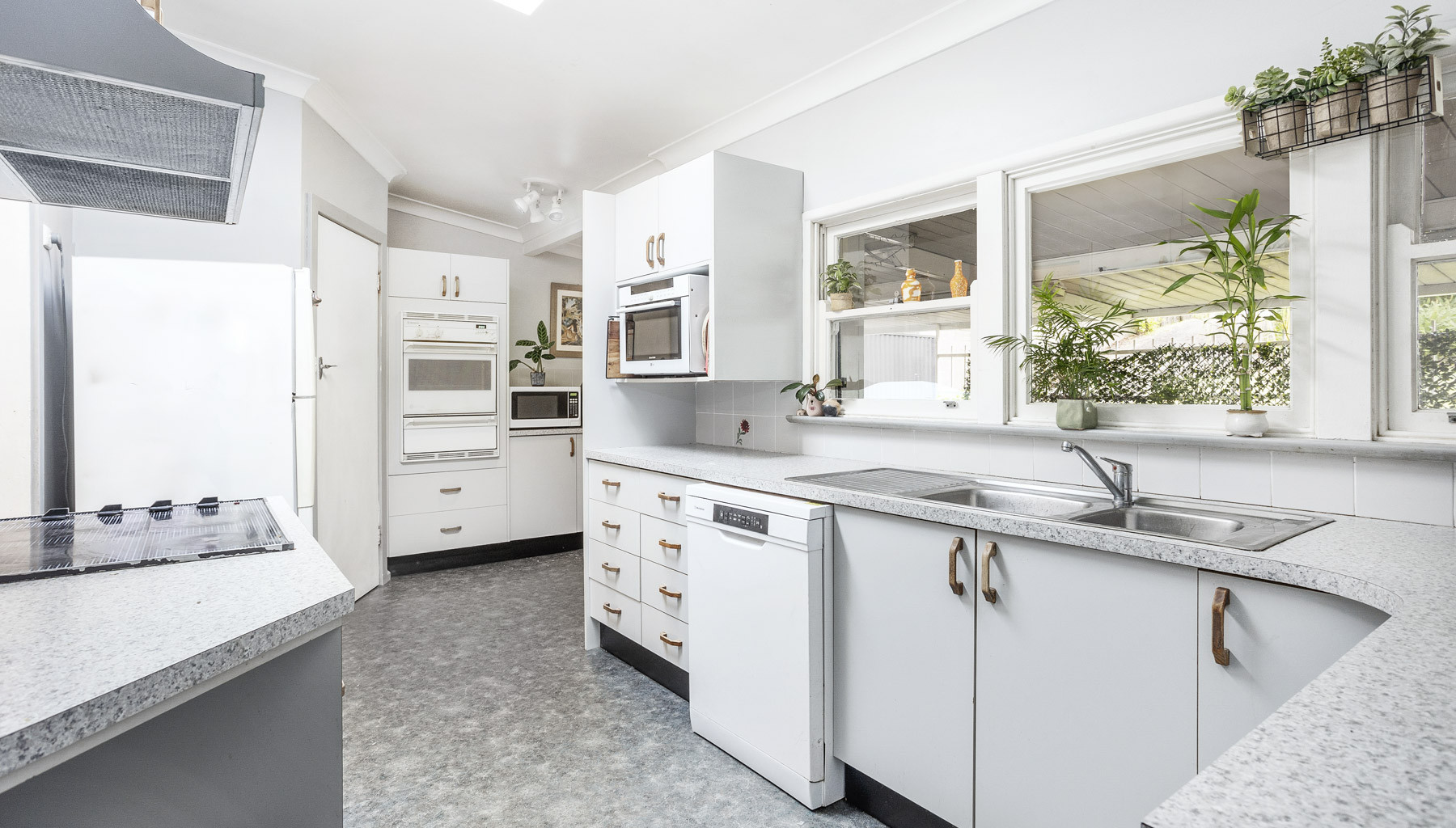 77 Como Road, Oyster Bay - Thumbnail 5
