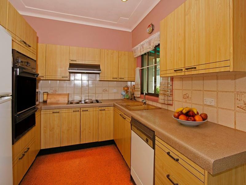 39 Tenth Avenue, Oyster Bay - Thumbnail 3