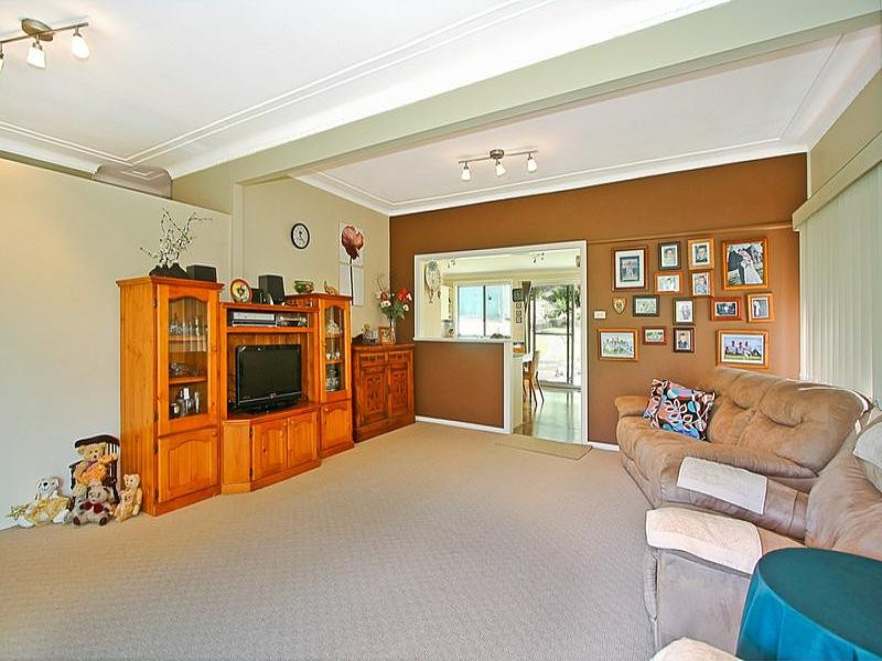 47 Tenth Avenue, Oyster Bay - Thumbnail 3