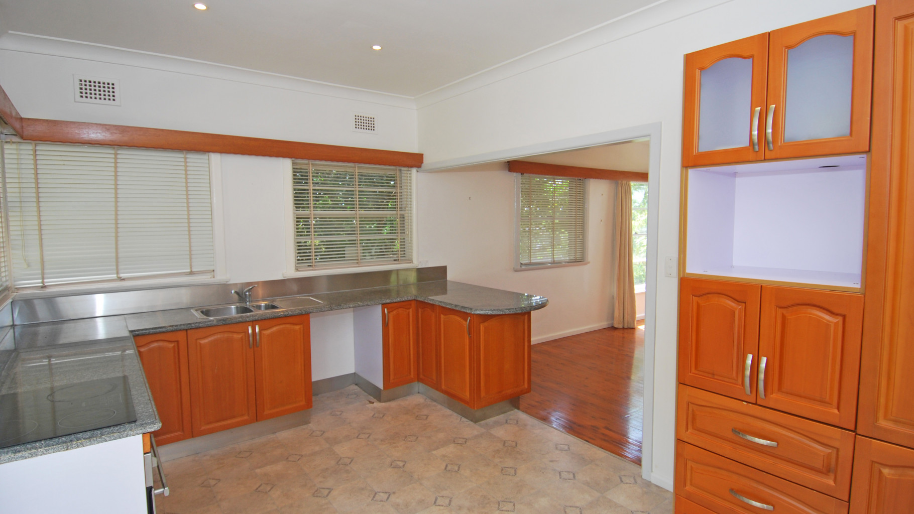 82 River Crescent, Oyster Bay 2225 Lease Sanders Property